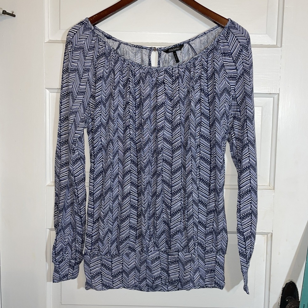 Daisy Fuentes Blue and White Geometric Patterned Blouse Small